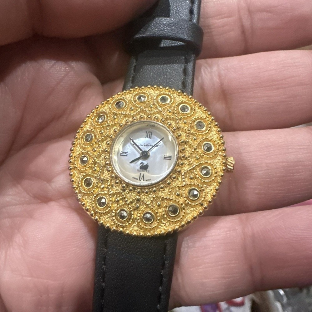 Working Gloria‎ Vanderbilt Quartz Watch Women Gold Tone Dainty New Battery 33mm - Picture 10 of 12